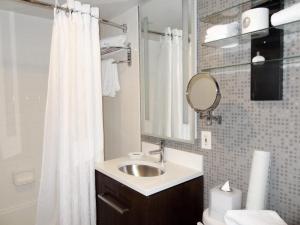 Hotel Rouge Washington DC Bathroom