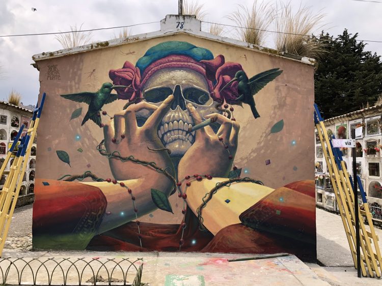 Street Art in La Paz: Hands grabbing skull - 